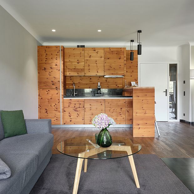 Wohnbereich und Küche in der Deluxe Residence